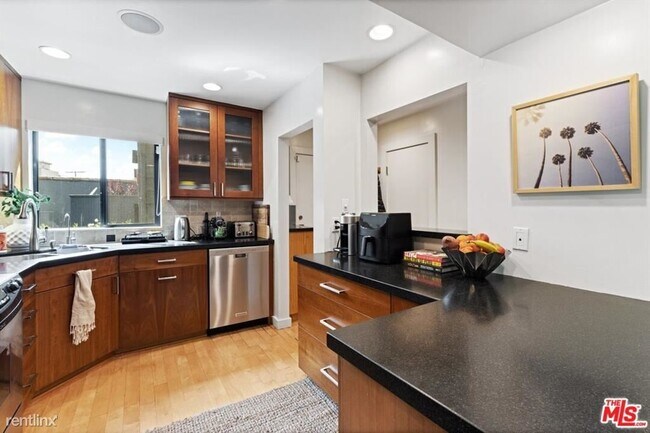 Building Photo - 2 br, 2 bath Condo - 880 Hilldale Ave Apt 10