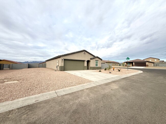 Building Photo - Beautiful 2024 Built 3 Bedroom Home on Cor...