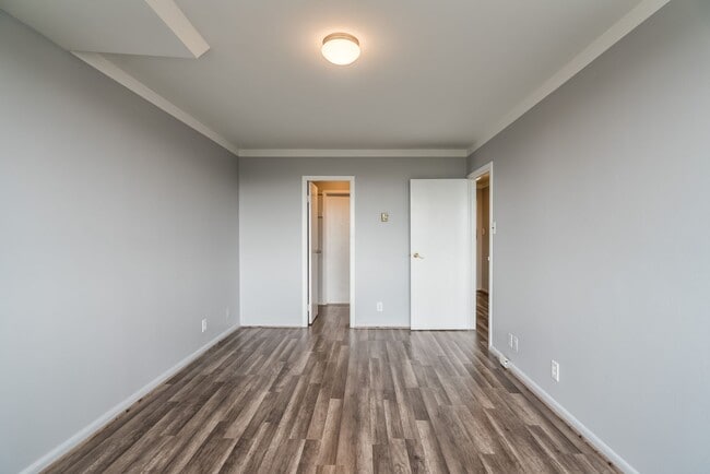 Building Photo - UTILITIES INCLUDED-Stunning 1 Bed 1 Bath Condo In Popular High-Rise Fountains Building