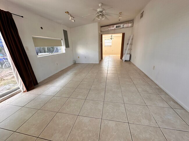 Foto del edificio - 1479 Rogers St