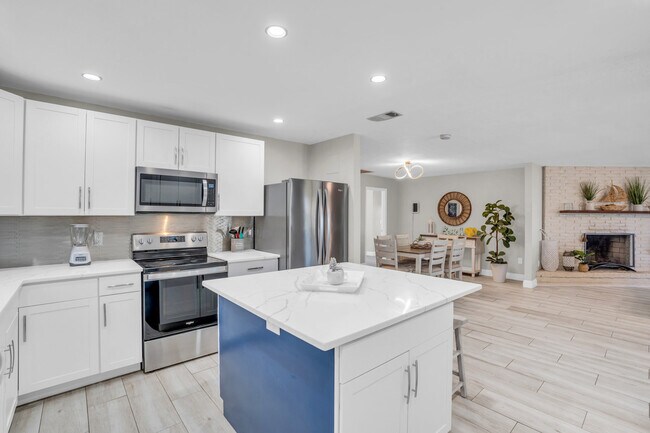 Building Photo - 612 106th Ave N