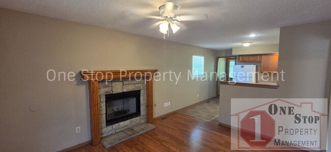 Building Photo - 3 Bedroom 2 Bathroom Duplex with 1 car garage in KCMO
