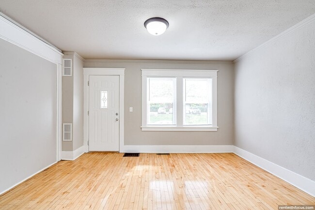 Interior Photo - 1202-1312 Summit Ave