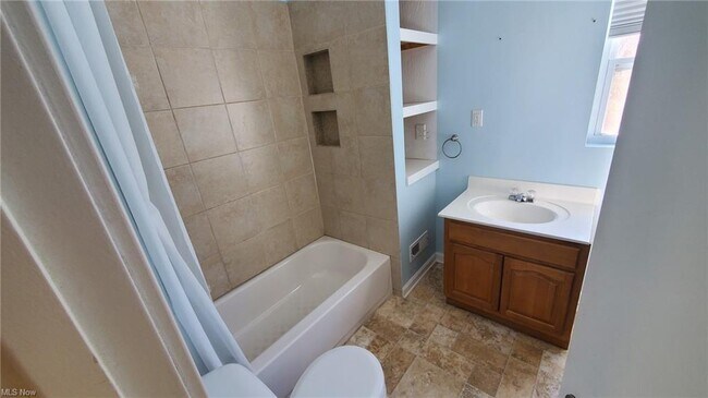 Foto del edificio - 733 Wooster Road North