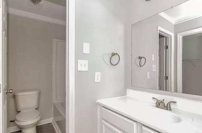 Building Photo - 8608 Golf Ridge Dr