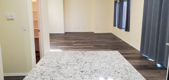 Dining & Living - 3942 S Crosscreek Dr