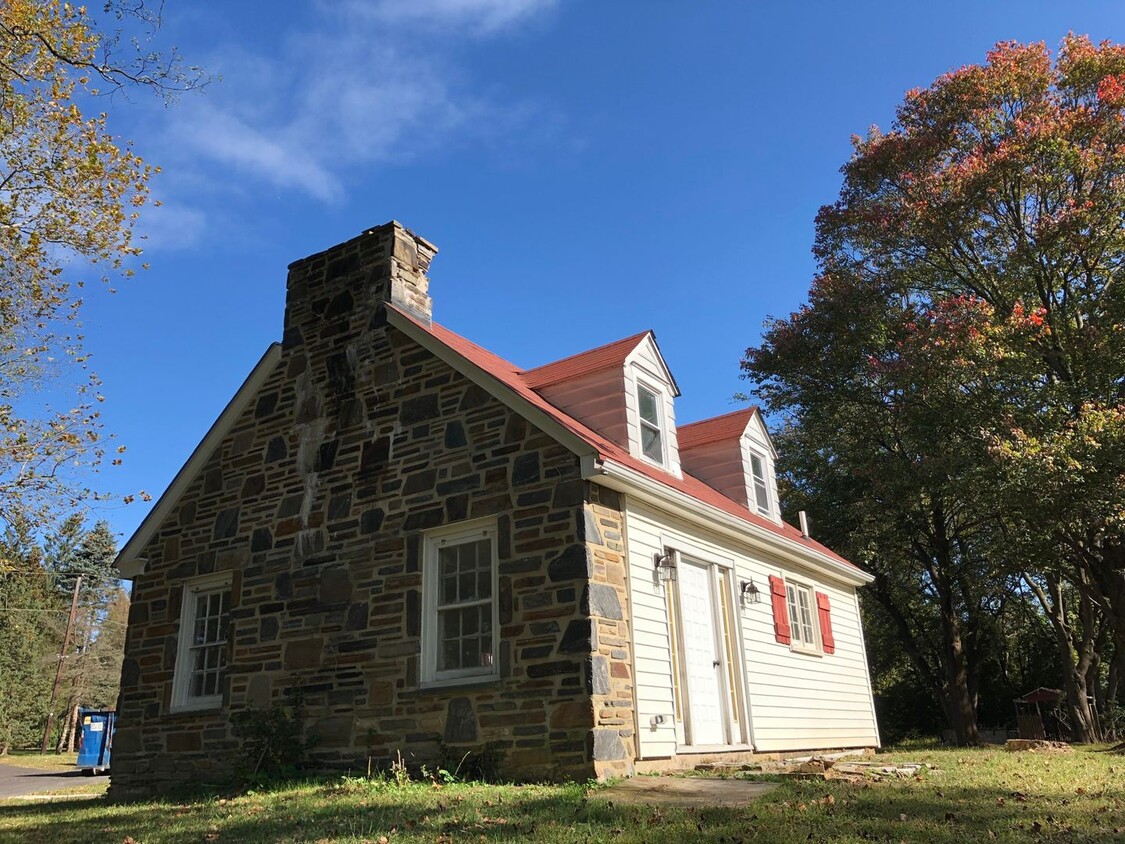 Building Photo - 1453 Valley Rd