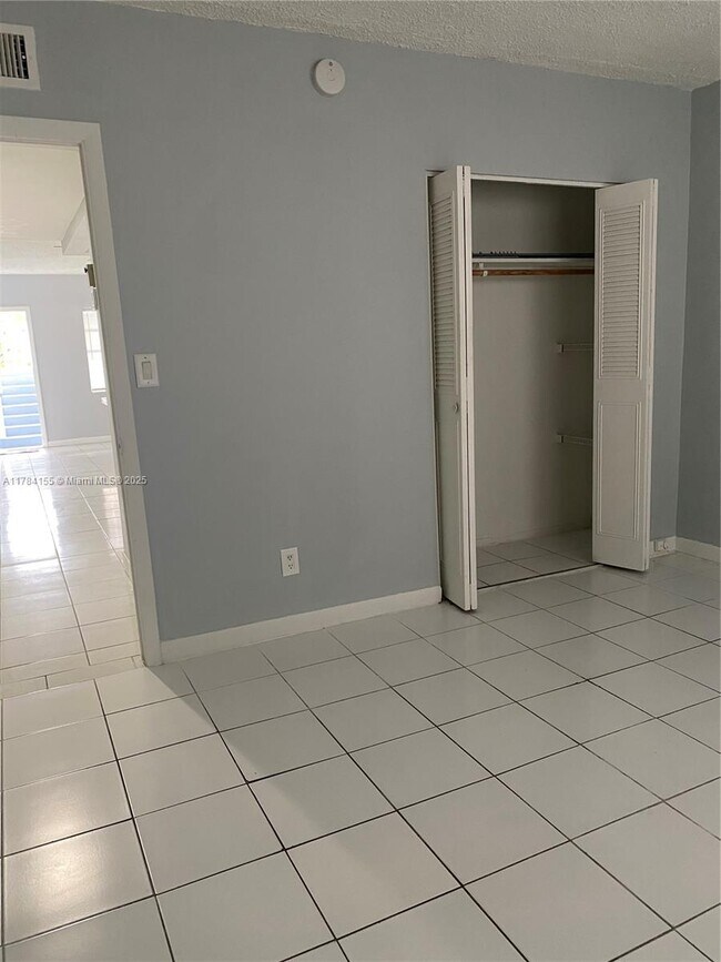 Foto del edificio - 701 Pine Dr