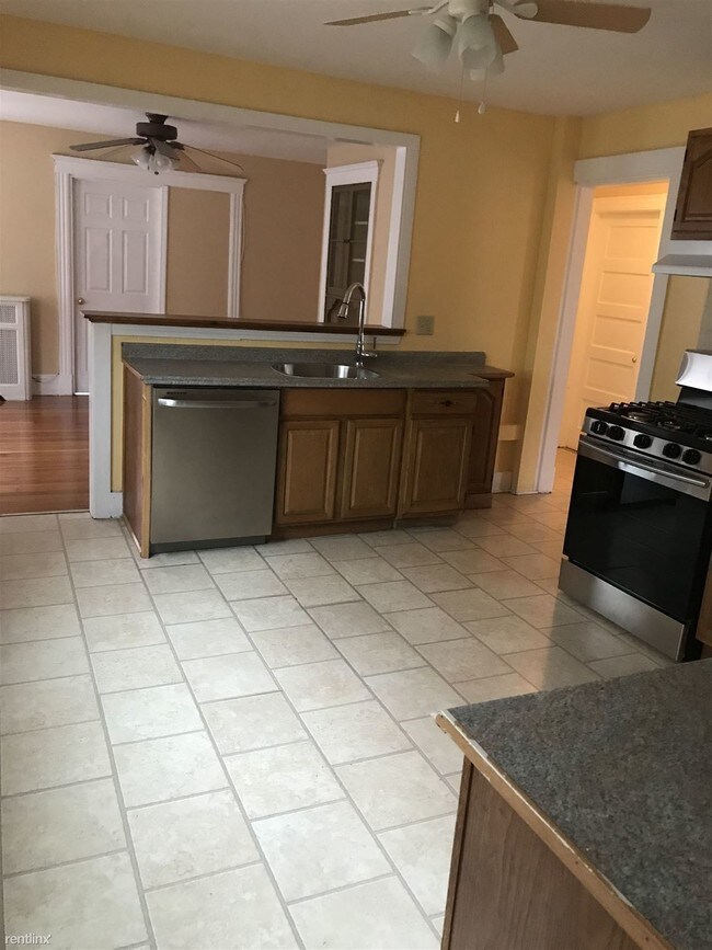 Building Photo - 3 br, 1 bath Triplex - 15 Glendale St Floor 2