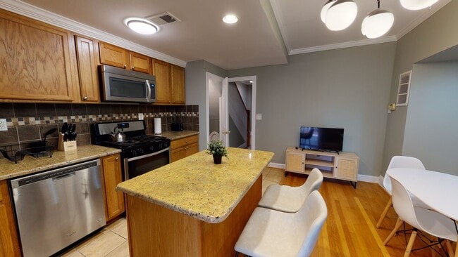 Building Photo - Full room in 5-bed/2.5-bath Home