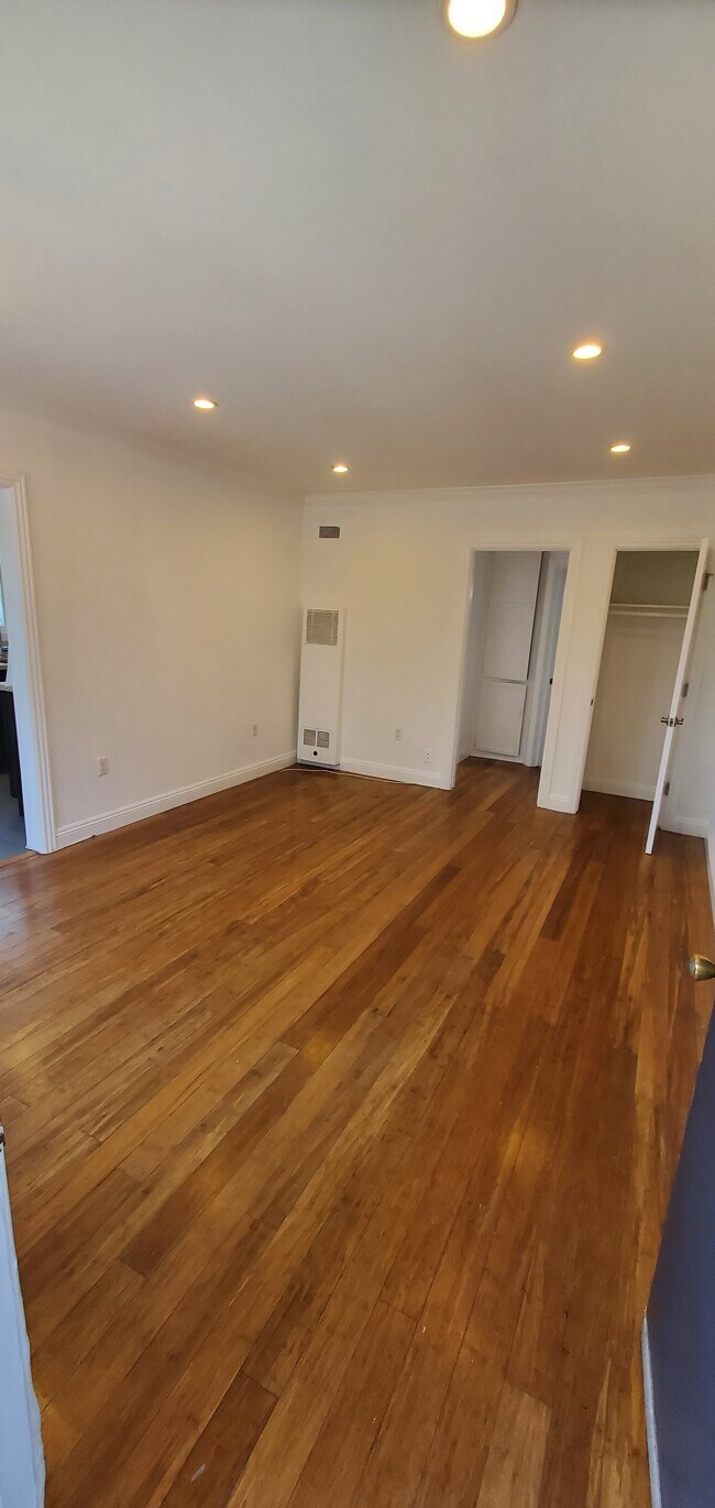 Building Photo - 1625 S La Brea Ave