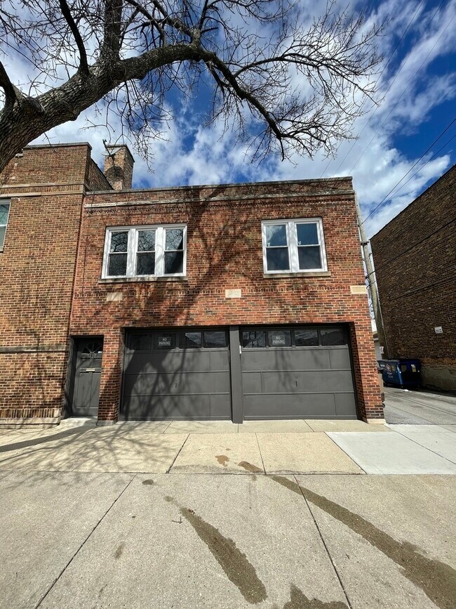 Building Photo - 3420 W Waveland Ave