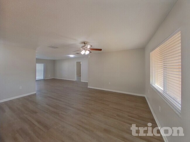 Foto del edificio - 6969 Briarwood Ave N