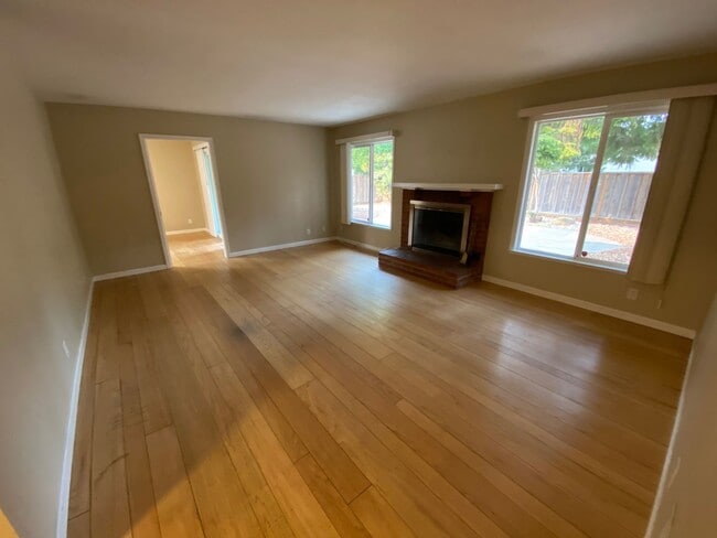 Building Photo - 3 Bed 2 Bath, Single Family Home In Walnunt Creek