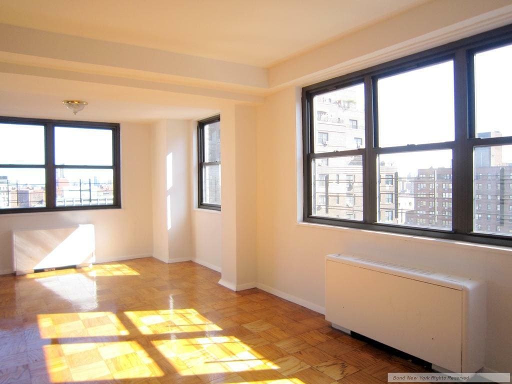 Primary Photo - 145 E 16th St