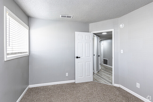 3BR, 1BA - 1025SF Bedroom - Forest Cove Apartments