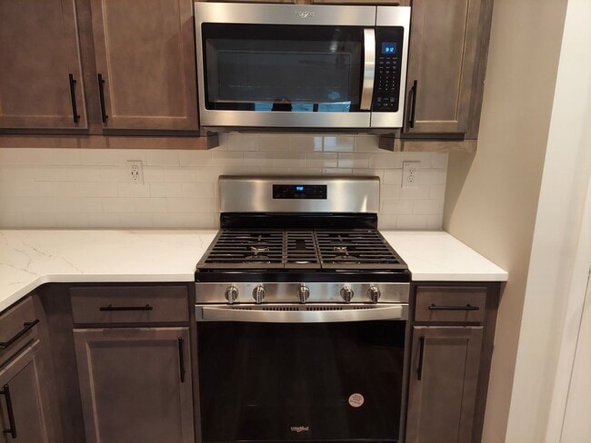 Building Photo - In-Town Townhome for rent in Monroe Heights!