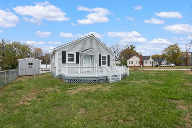 Building Photo - 2 Bedroom 1 Bath Within Walking Distance t...