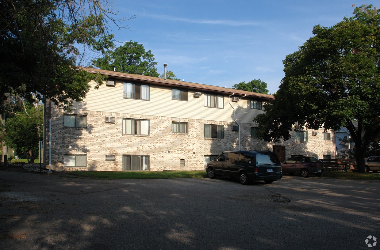 Building Photo - 818 N Chestnut St