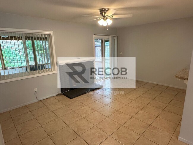 Foto del edificio - 4859 Campanile Dr