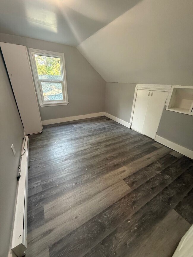 Building Photo - 4 Bedroom Home on an ACRE of land