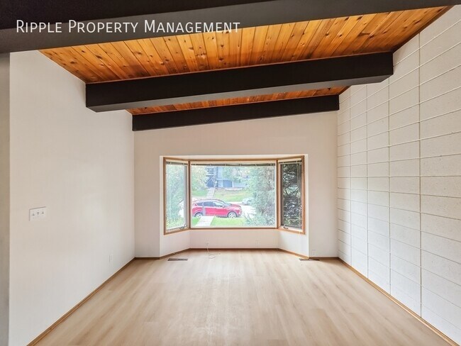 Photo du bâtiment - CLASSIC BRIGHT 2 BEDS, 1 BATH DUPLEX UPPER UNIT | DOUBLE ATTACHED GARAGE | AC AVAILABLE