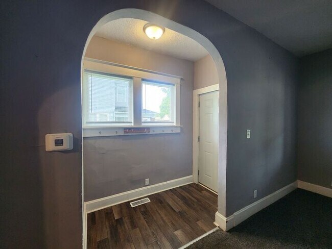 Building Photo - 2 Bedroom, 1.5 Bathroom home conveniently located on Terre Haute's desirable southeast side near ...