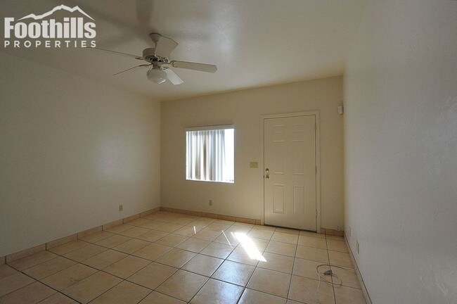 Building Photo - 3 bedroom 2 bath home. All ceramic tile