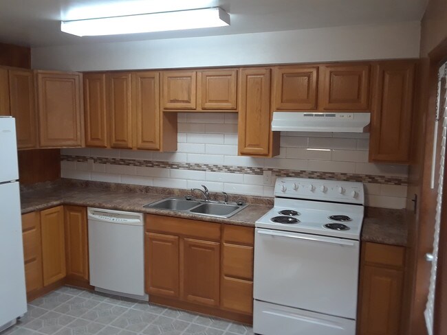 Kitchen - 1857 Croton Rd