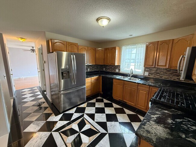 Foto del edificio - Three Bedroom, Single Family Home Located in Springfield's Pine Point Neighborhood!