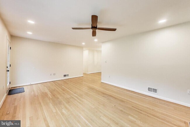 Building Photo - 6107 Parkway Dr