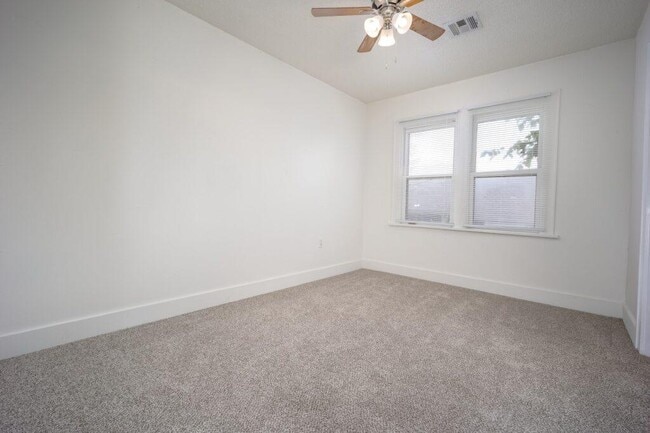 Building Photo - 1020 E Hurd St