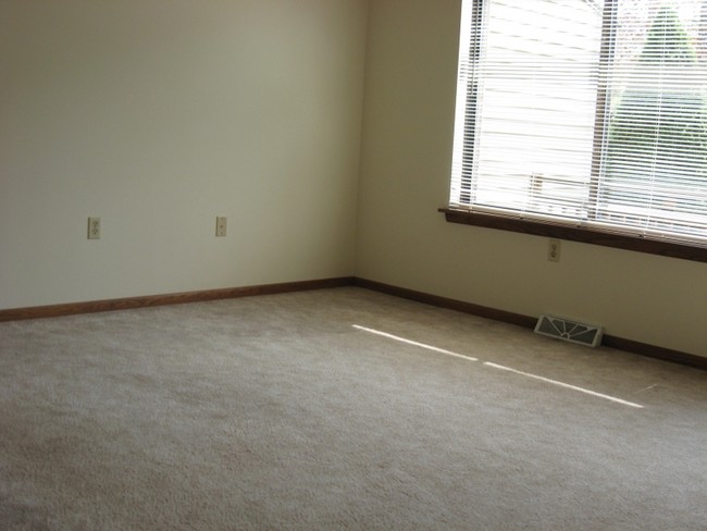 Building Photo - 2872 Willowood Dr