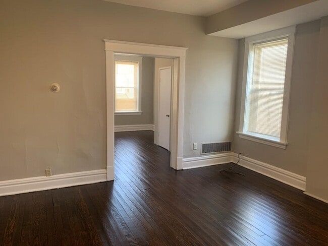 Building Photo - 910 Regina Ave