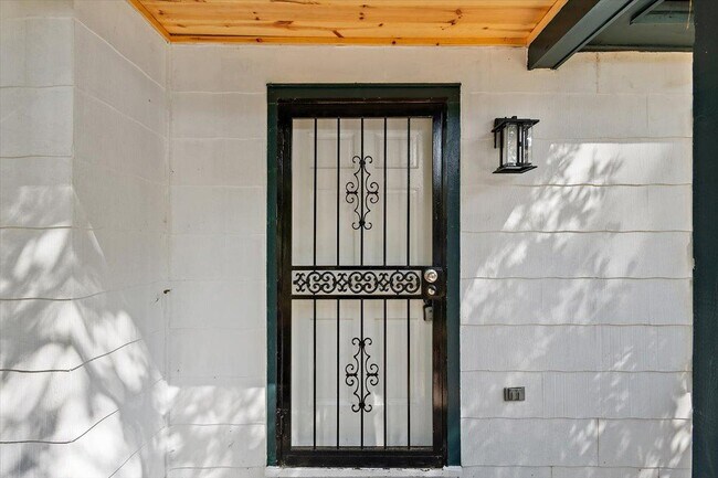 Foto del edificio - 736 Woodbury Rd