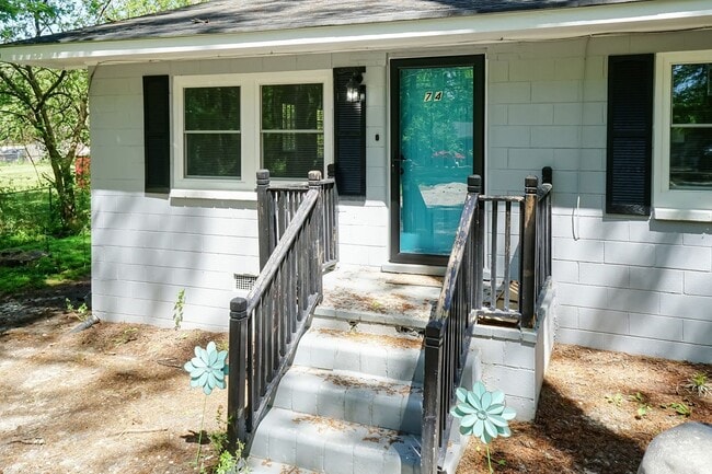 Building Photo - Woodland Rd Duplex
