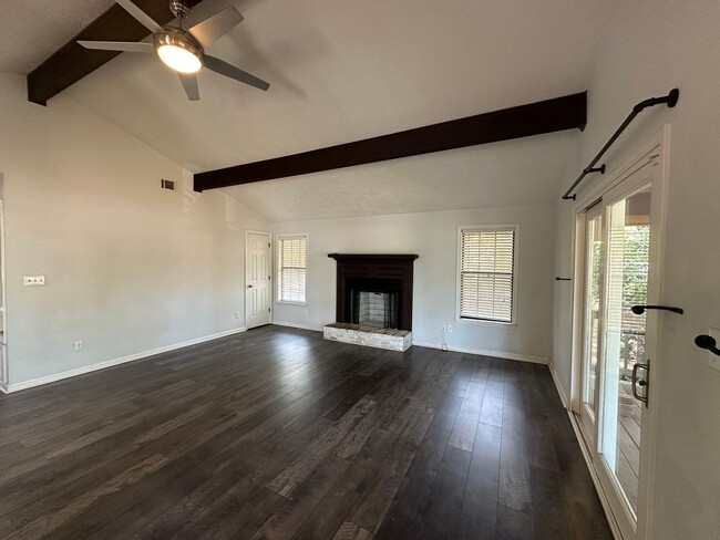 Foto del edificio - 2320 Travis Rd