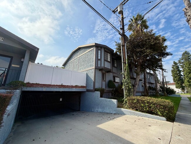 Foto del edificio - 2 Bed / 2.5 Bath Tri-Level Townhome – Gated Community in North Redondo Beach (Torrance PO)