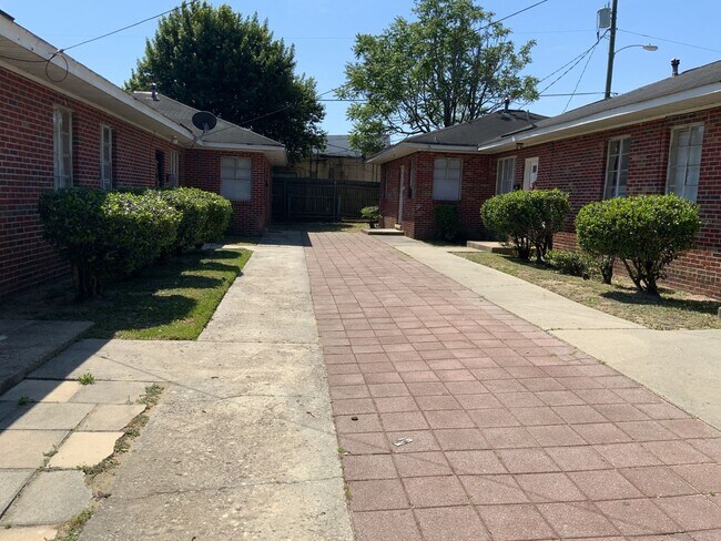 Foto del edificio - 2 bedroom 1 bath brick apt