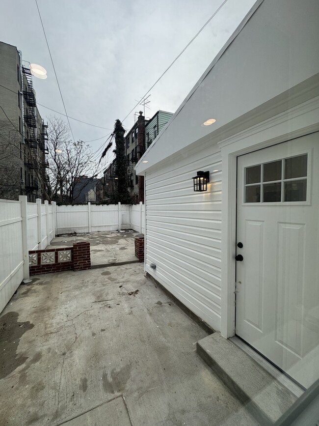 Building Photo - 1094 Greene Ave