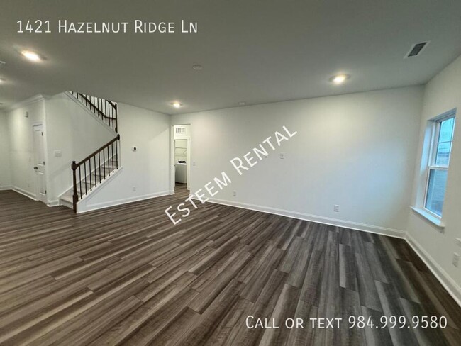 Foto del edificio - 1421 Hazelnut Ridge Ln