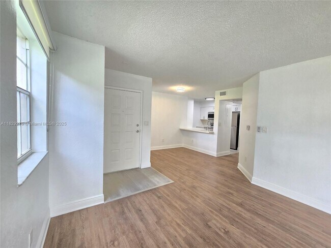 Foto del edificio - 2890 N Oakland Forest Dr