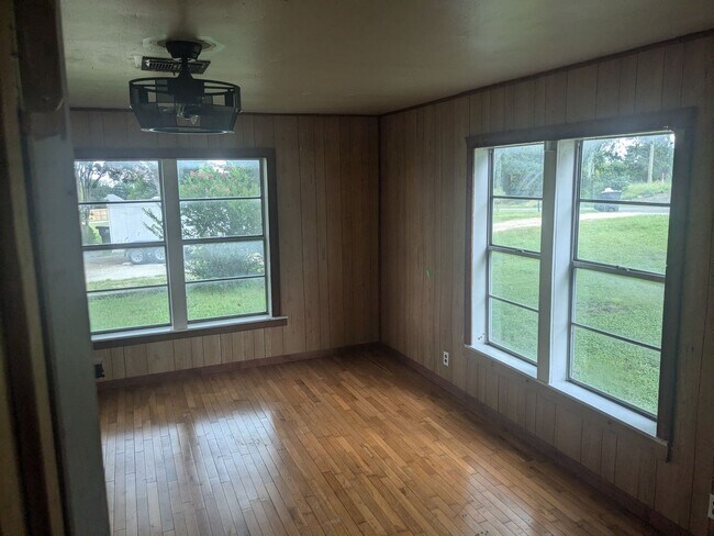 Foto del edificio - 3 Bed 1 Bath with Large Yard, Workshop, and Laundry Hookups