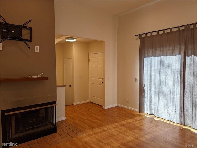 Building Photo - 3 br, 3 bath Townhome - 17951 River Cir Apt 4