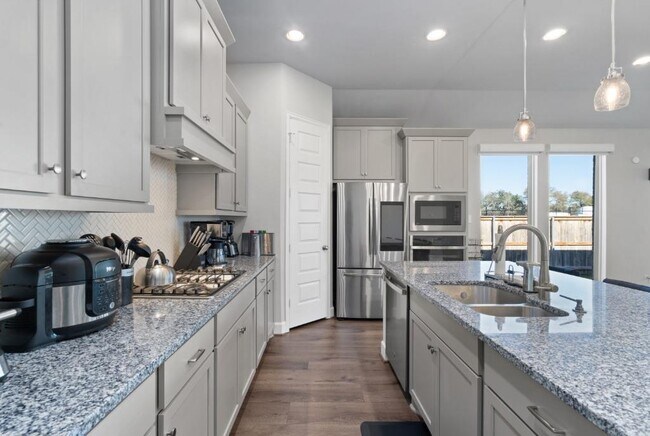 Foto del edificio - 547 Jefferson Dr