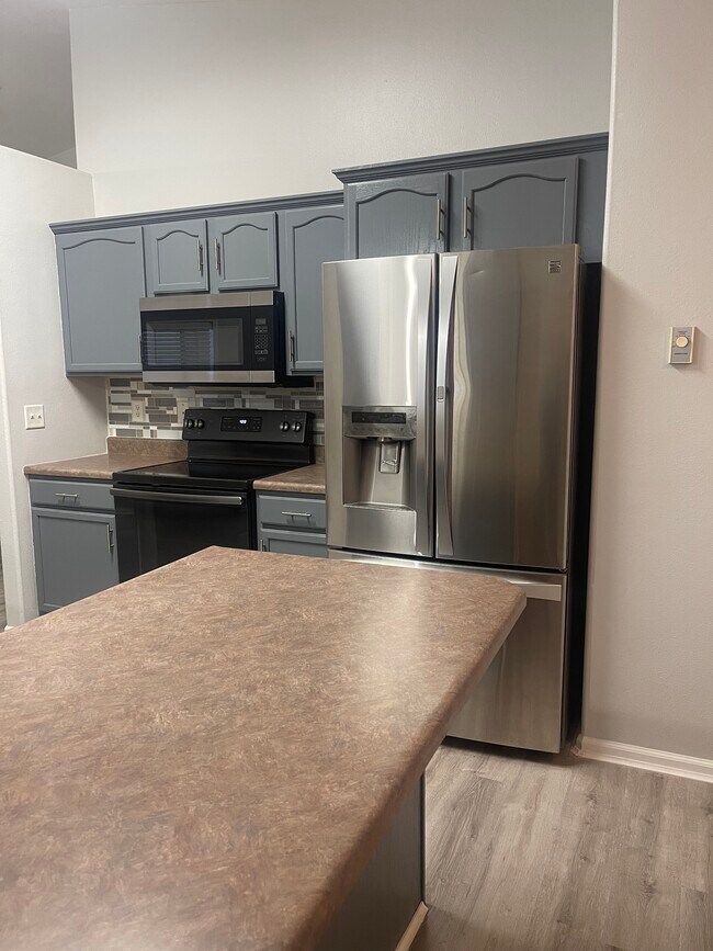 Foto del edificio - 1351 E Oakland St