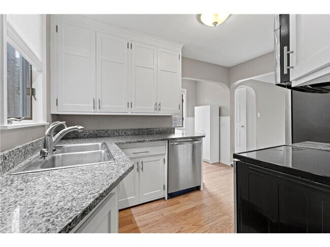 Foto del edificio - Charming Completely Remodeled Doll's House In Edina, Walk to shops & Restaurants, Pets OK, Availa...