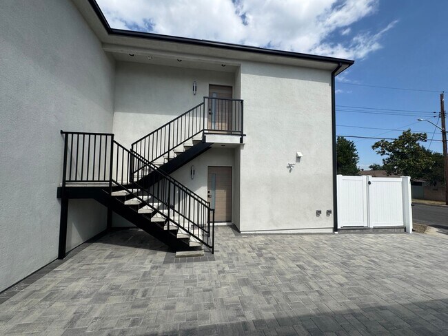 Foto del edificio - Spacious 1000 Sq. Ft. First-Floor Back ADU...