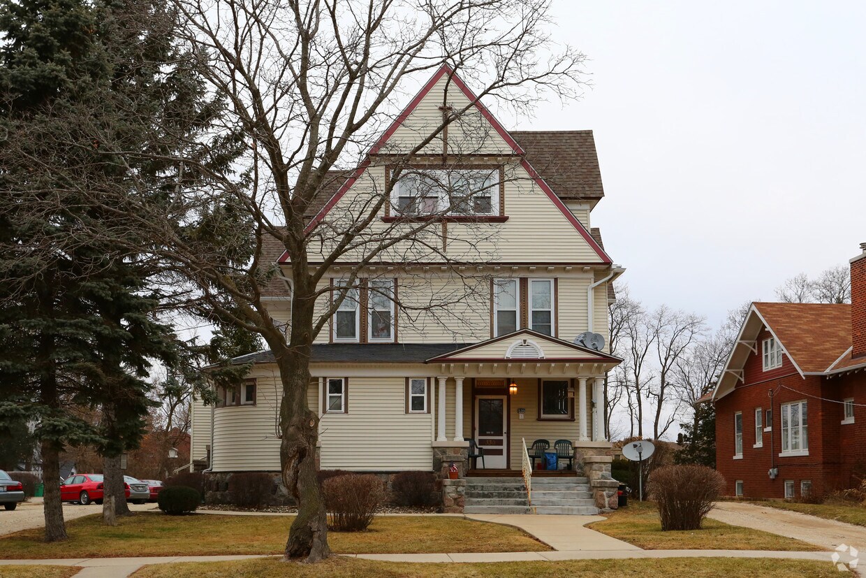 Building - 330 W Judd St