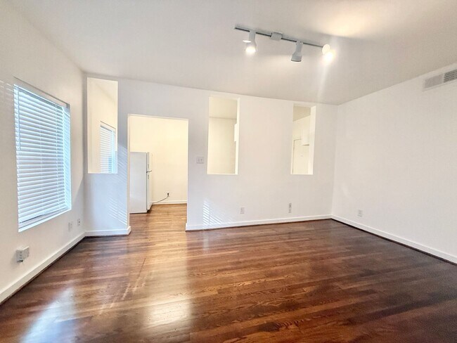 Foto del edificio - Adorable downstairs 1/1 Classic 8-plex near The Menil Collection!